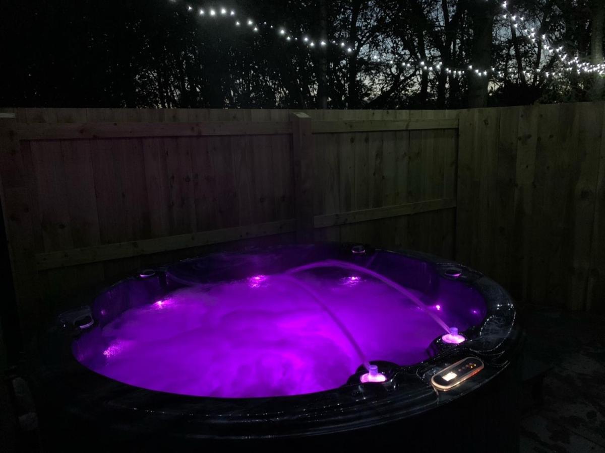Lola Lodge - Luxury Hot Tub Retreat Newton on the Moor Экстерьер фото