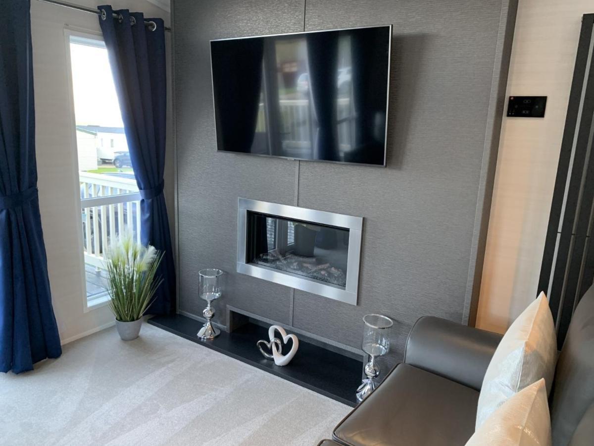 Lola Lodge - Luxury Hot Tub Retreat Newton on the Moor Экстерьер фото