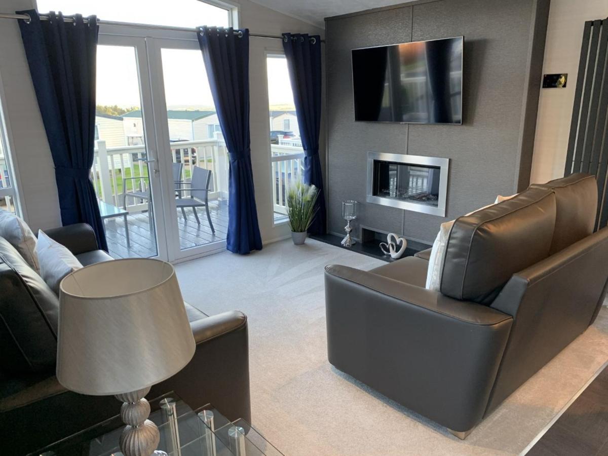 Lola Lodge - Luxury Hot Tub Retreat Newton on the Moor Экстерьер фото