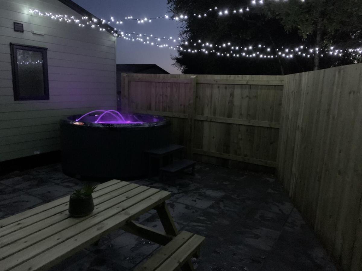 Lola Lodge - Luxury Hot Tub Retreat Newton on the Moor Экстерьер фото