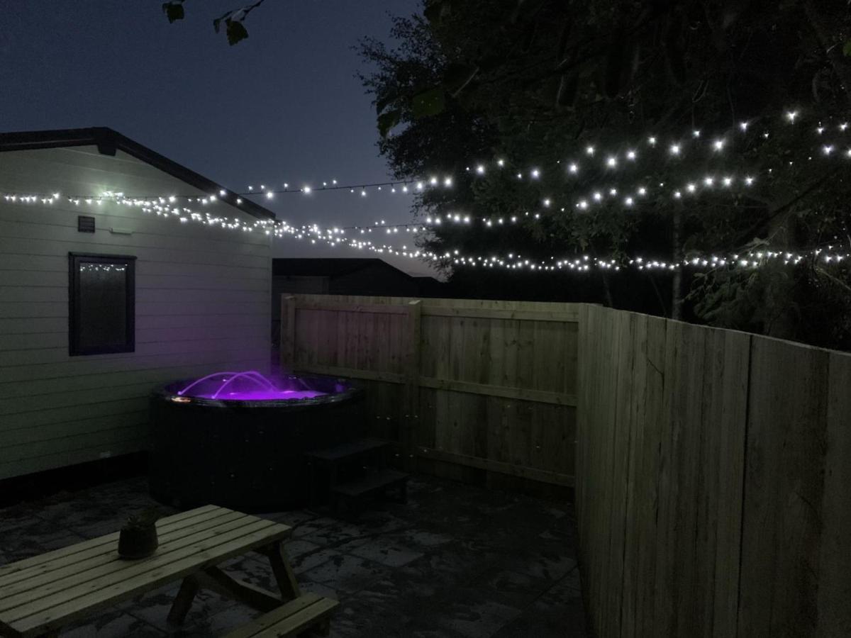 Lola Lodge - Luxury Hot Tub Retreat Newton on the Moor Экстерьер фото