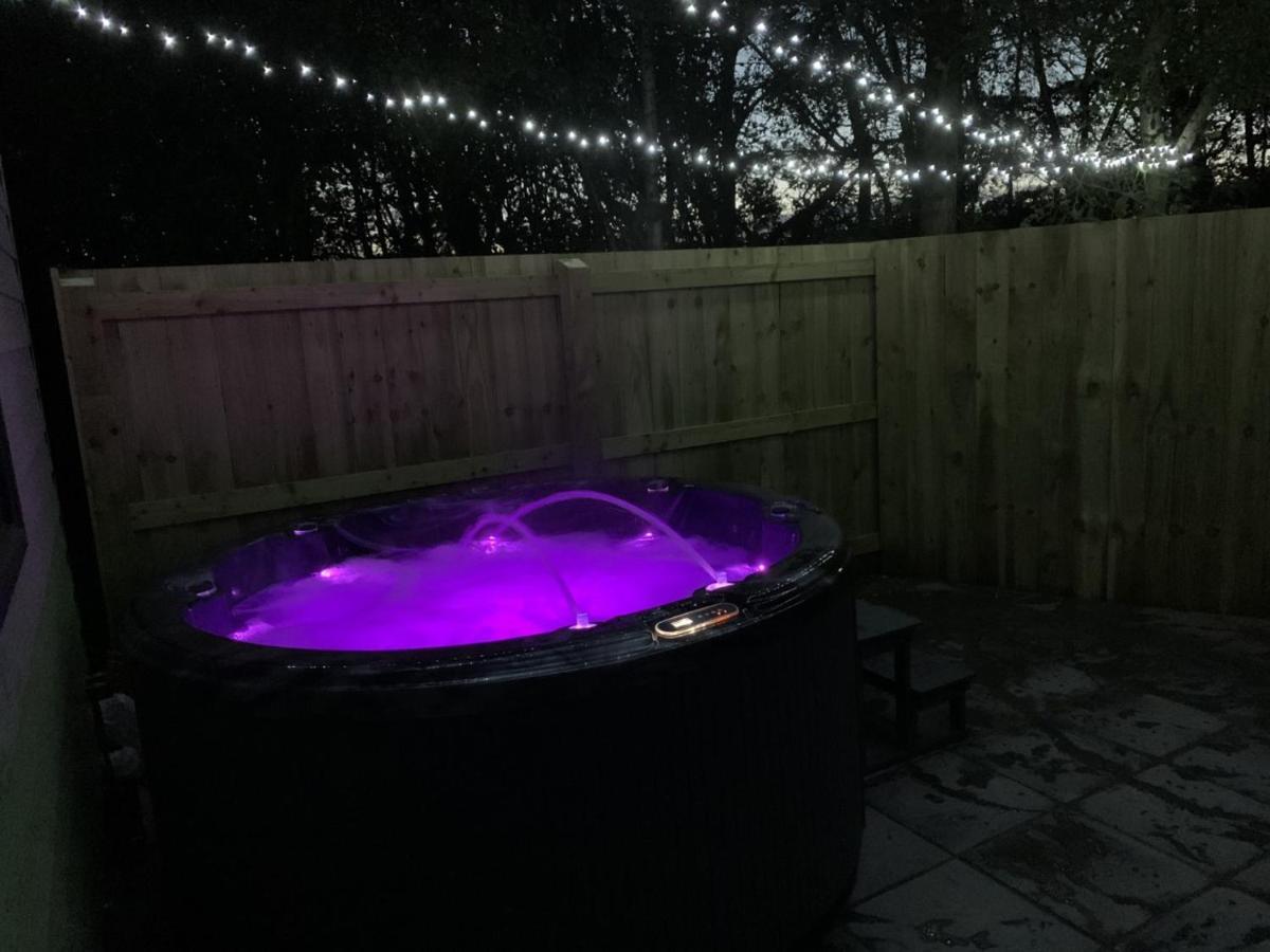 Lola Lodge - Luxury Hot Tub Retreat Newton on the Moor Экстерьер фото