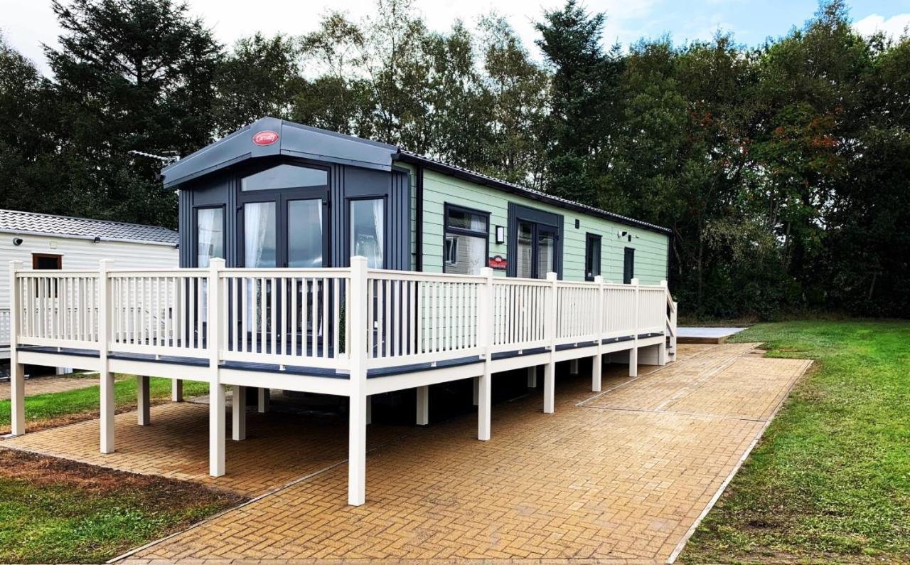 Lola Lodge - Luxury Hot Tub Retreat Newton on the Moor Экстерьер фото
